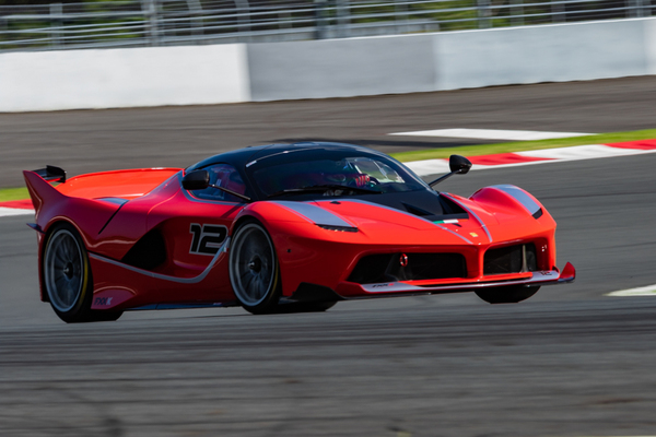 ASCII.jp：選ばれし者のみがステアリングを握れる、F1より貴重な