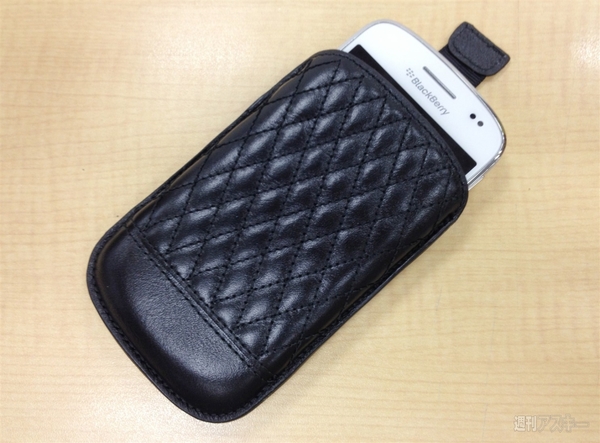 白BlackBerry Bold 9900に合うアクセサリーを用意しよう - 週刊アスキー