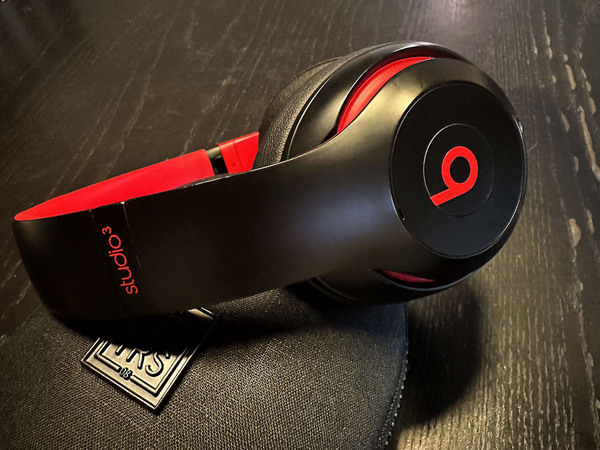 ASCII.jp：Beatsのヘッドホンが手放せなくなりました (1/4)