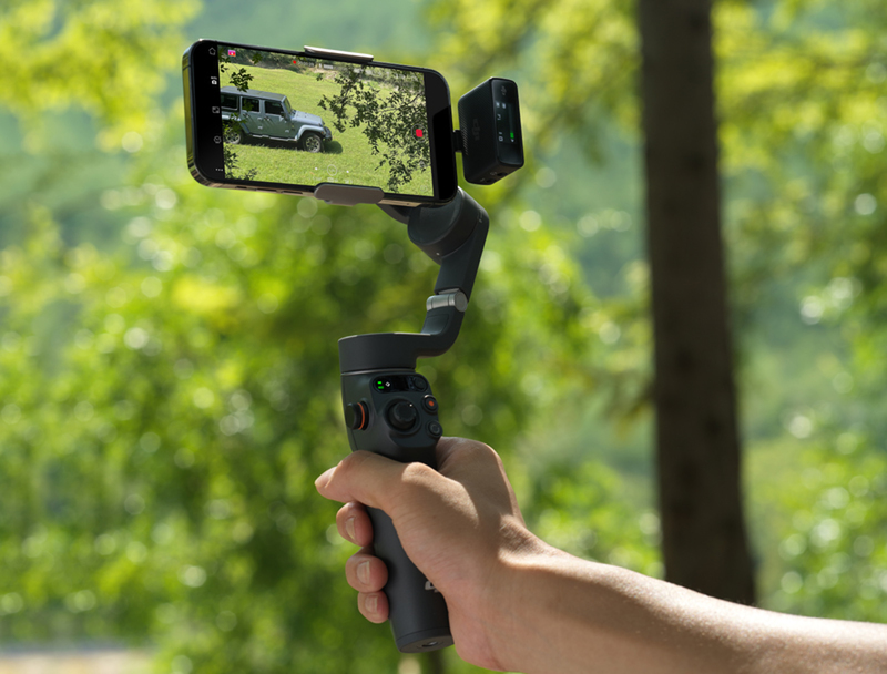 DJI、持ち運び簡単でクイック起動できるスマホスタビライザー「Osmo