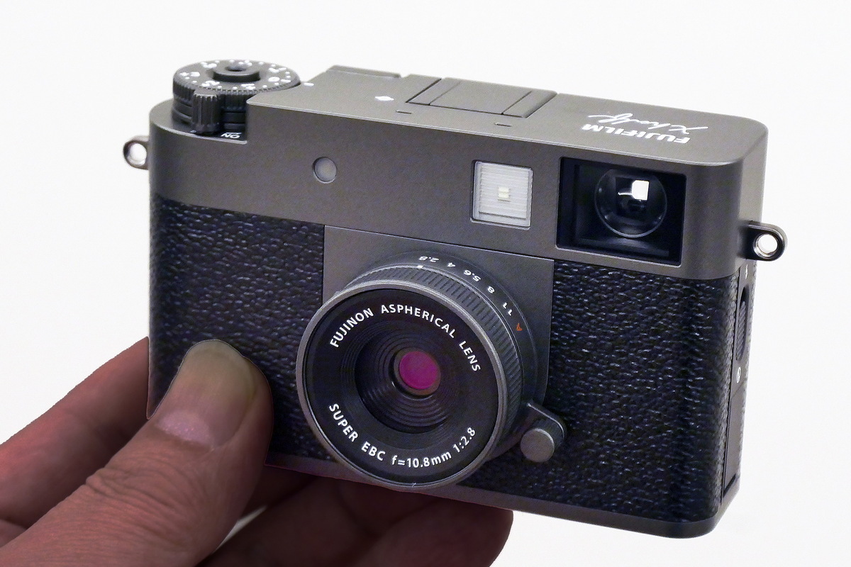 フィルム時代のハーフサイズカメラをデジタルで復刻=富士フイルムが