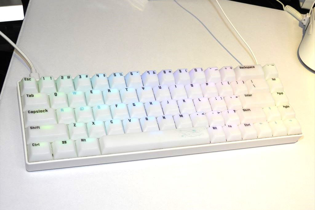 ASCII.jp：ホワイトでラピッドトリガー搭載、しかもお手頃価格な65