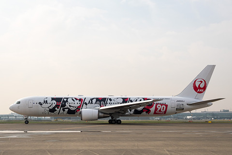 90周年のミッキーマウスが9つの表情を見せる特別塗装機「JAL DREAM