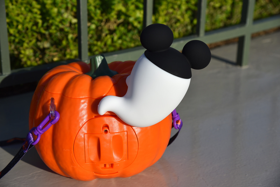 ディズニー・ハロウィーンのポップコーンバケットは2WAY仕様。昼は