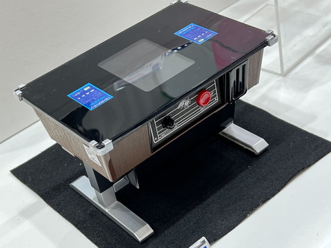 実際に遊べる「スペースインベーダー」のテーブル筐体型貯金箱が展示