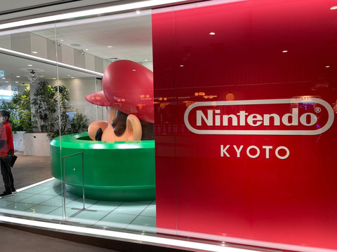 巨大なマリオがお出迎え！ Nintendo KYOTOにマリオが土管から顔を覗か