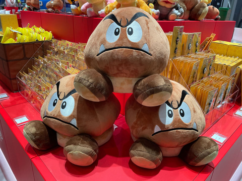 マリオ」シリーズの新グッズにクリボーのクッションスツールが登場