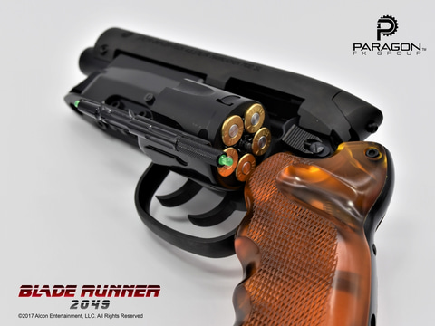ブレードランナー2049」版の「デッカードブラスター」レプリカ＆レジン