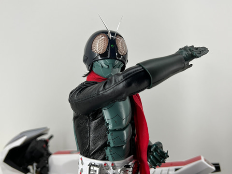 シン・仮面ライダー」より仮面ライダー/仮面ライダー2号フィギュア展示