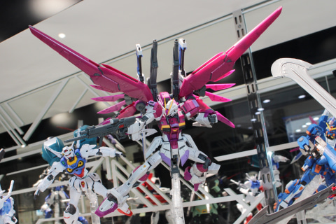 特別企画】【ガンダムベース撮り下ろし】“運命の翼”を携えた「RG 1/144