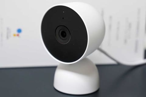 Google Nest Cam(屋内用)発売。据え置き型スマートカメラが1.2万円