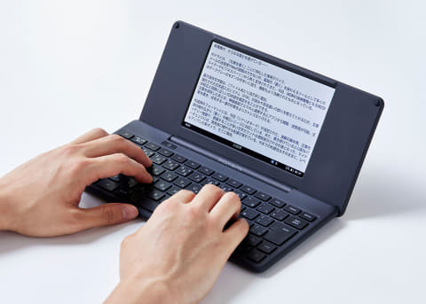 デジタルメモ「ポメラ」に新型。USB-C、スマホ連携強化のDM250