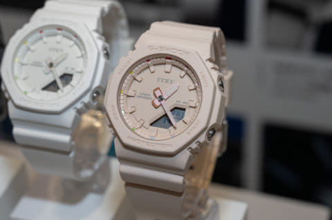 G-SHOCK、初のITZYコラボモデル - Impress Watch