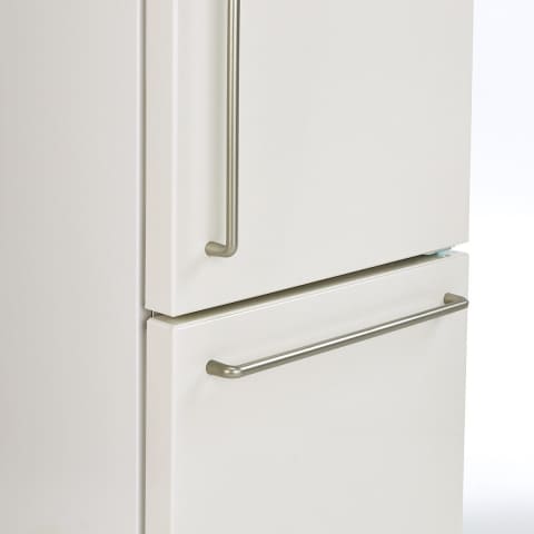 無印、1人暮らし向けの2ドア冷蔵庫。天面に幅広オーブンも置ける