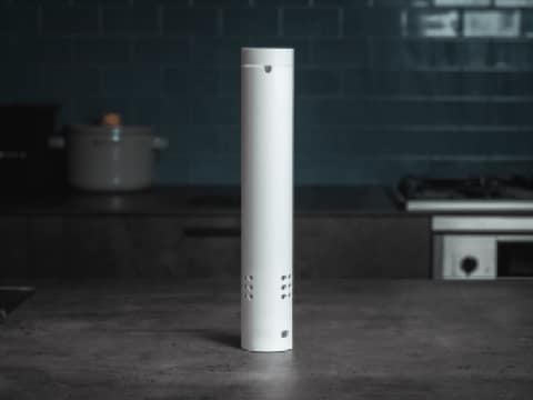 低温調理器「BONIQ」がコンパクトに。スマホ操作で細かな温度設定も