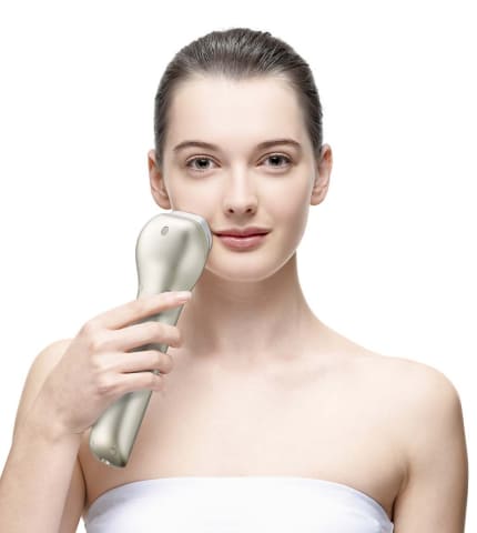 パナソニック、高周波と超音波でケアするRF美顔器。約42℃で足や腕にも