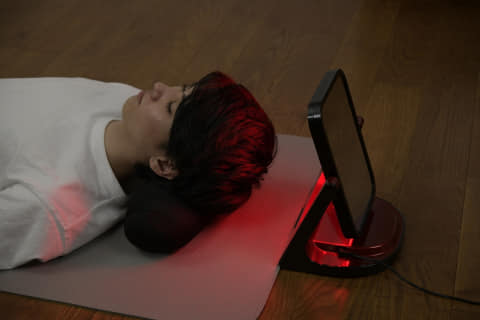 アデランスとシャープ、寝ている間に頭皮ケアできるLED照射パネルを
