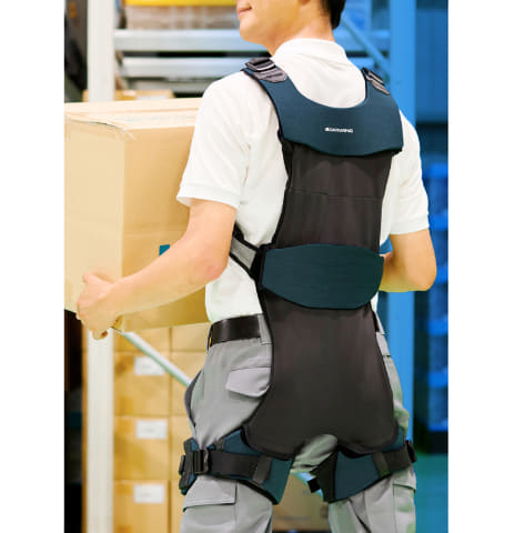 服のように軽く装着しやすい電源不要のアシストスーツ - 家電 Watch