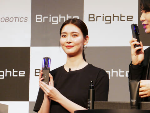 佐々木希「透明感が出る」美顔器 全身に使えるブラシ型も - 家電 Watch