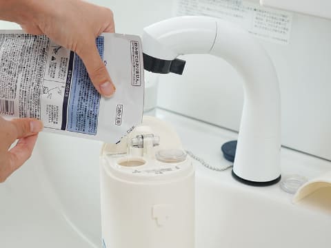 サンコー、洗顔にクリーミーな泡を作れる自動泡立て器 - 家電 Watch