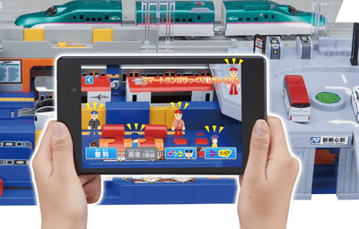スマホARも楽しめる、プラレール初の“ホームドア設置駅”が登場