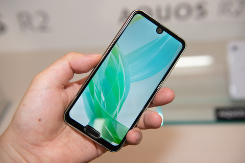 AQUOS R2 compact」登場、片手に収まるコンパクトボディに5.2型IGZO
