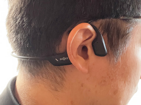 仕事にもスポーツにも役立つ最新型の骨伝導ヘッドフォン「Shokz