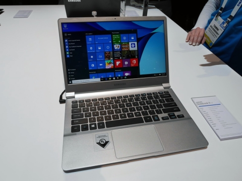 Samsung、重量840gの13.3型スリムノートPCを発表 ～15型スリムノートや