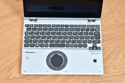 いまや貴重なバッテリ交換も可能! 新旧要素満載で900g台のパナソニック