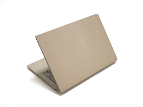 PC短評】Snapdragonで動く899gの軽量モバイルノート「Zenbook SORA