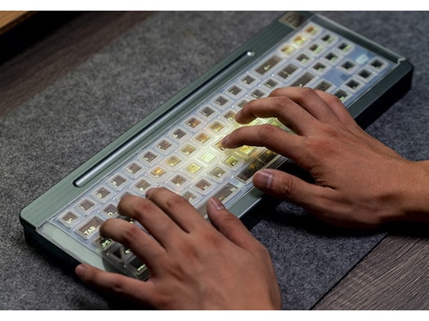 外付けモニターにもなるタッチディスプレイ内蔵キーボード - PC Watch