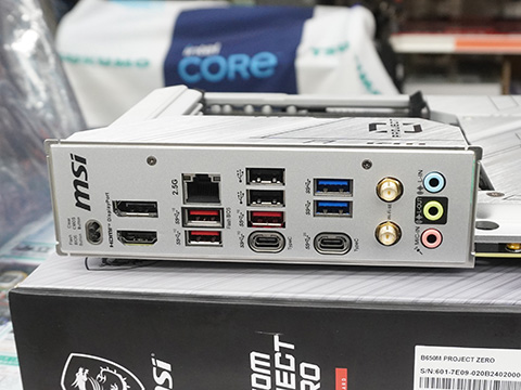 MSIの背面コネクタ採用マザーが2モデル発売、面倒なケーブル管理の問題