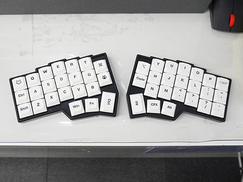 コンパクトな左右分離型キーボードの自作キット「Corne V4 Cherry