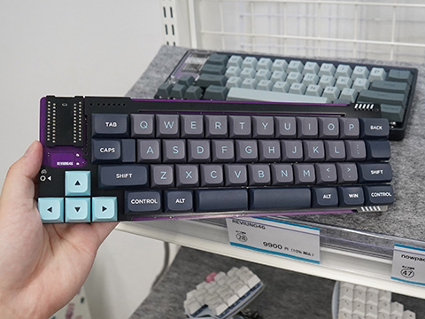 左側に方向キーを配置したコンパクトな自作キーボード「REVIUNG46