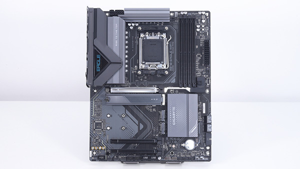 Ryzen 7 9800X3D向けに高コスパ、4万円割れの最安AMD X870マザー