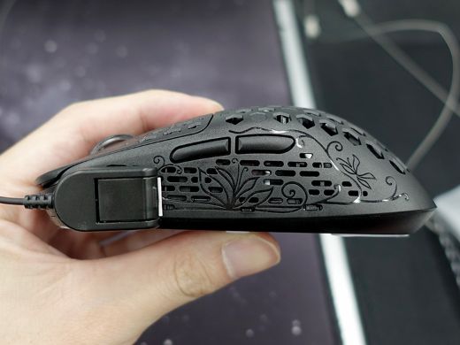 カーボン複合材採用の軽量ゲーミングマウス「UNIUS Black Lotus