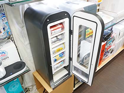 部屋に置けるドリンク用保冷庫「俺の自販機」がサンコーから （取材中