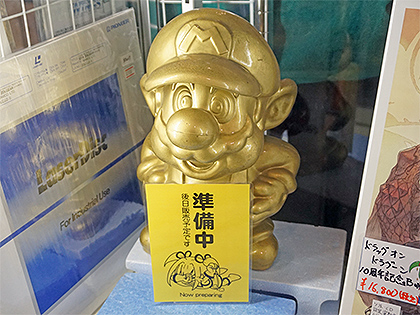 金色に輝く“マリオ像”がBEEPで展示中、近日中に販売 （取材中に見つけ