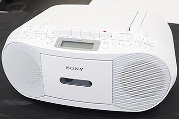 ソニー、ワイドFM対応の簡単操作CDラジカセ。電池駆動対応/約8,000円