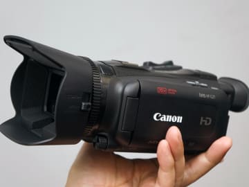 キヤノン、99,880円のハイアマ向けフルHDビデオカメラ「iVIS HF G21