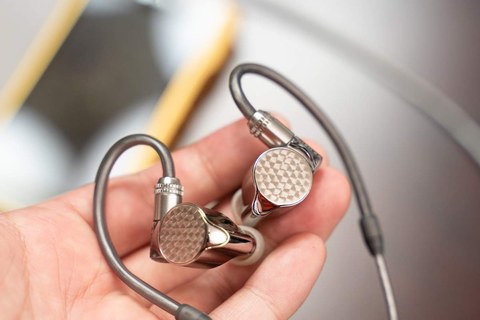 レビュー】遂に現れたソニー最上位イヤフォン。ハイブリッドの完成形