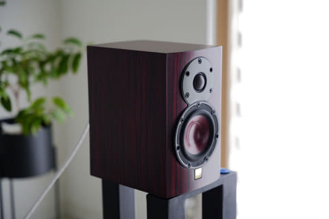 レビュー】小型で美しく、高音質。デスクトップやTVでも使えるDALI