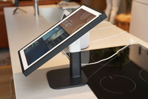 ミニレビュー】壁掛け大画面、Amazon「Echo Show 15」触ってみた - AV