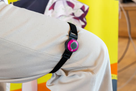 ソニーmocopiの太もも用拡張バンド案内開始。ユーザーに無償提供 - AV