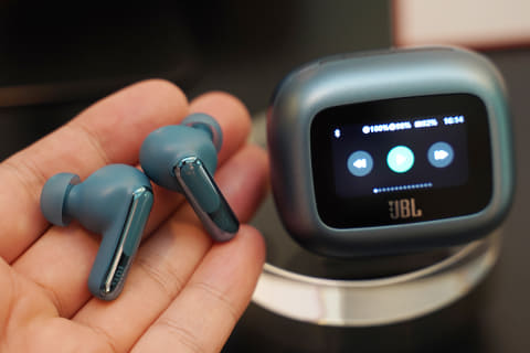 JBL、新ドライバやモニタ付き充電ケース付属“新スタンダードTWS”「LIVE