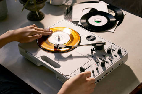 コルグ、持ち運んでDJプレイできるポータブルレコードプレーヤー