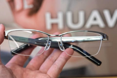 オンデーズ×ファーウェイのオーディオグラス、ビジネスシーンに馴染む