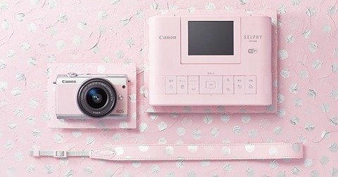 キヤノン、ピンクで揃えた「EOS M100」と小型フォトプリンターのセット