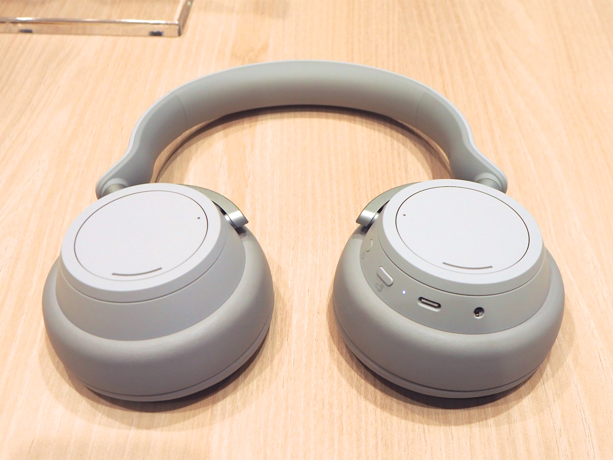 実機レポート】マイクロソフトが突然発表したSurfaceヘッドフォンを