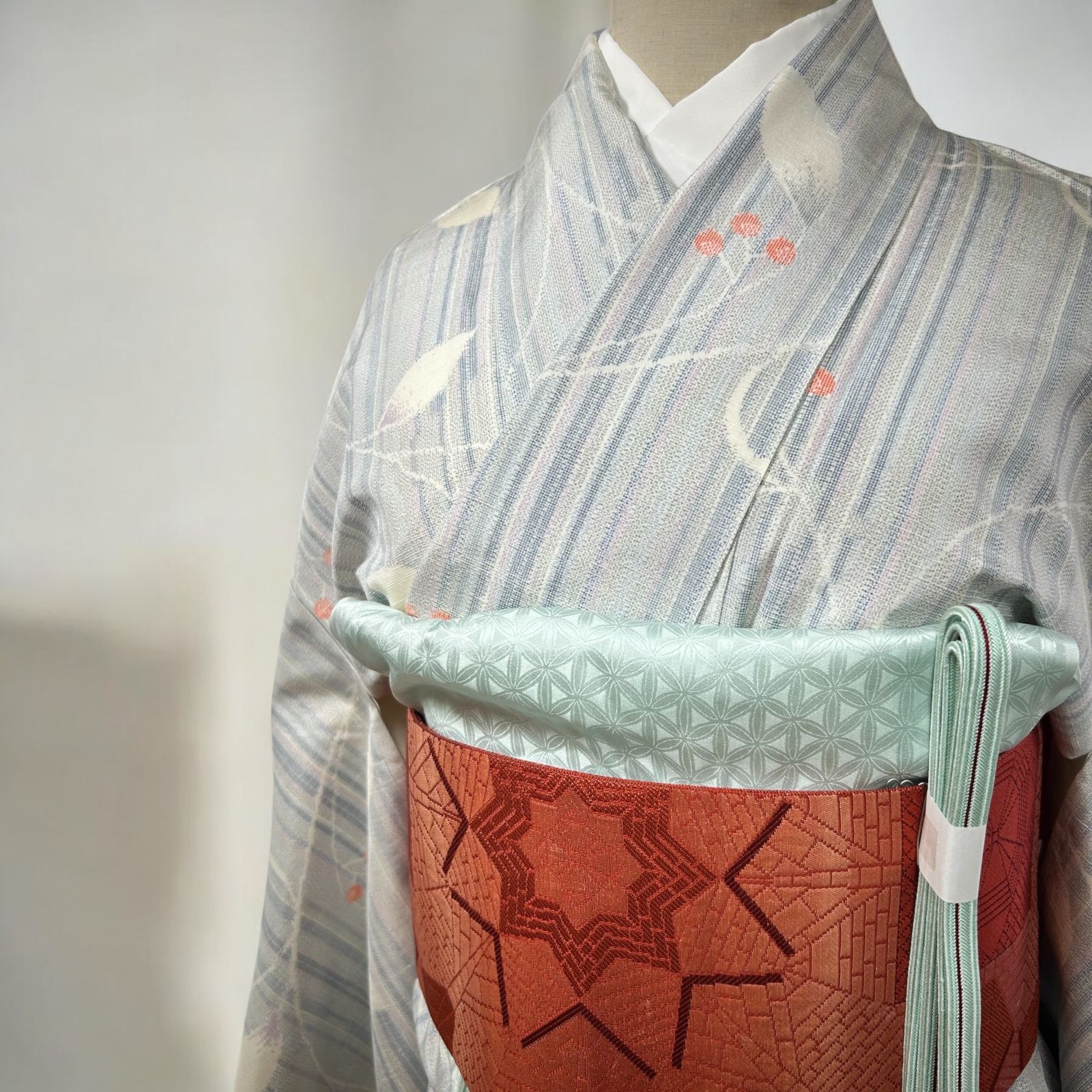 未使用品 丹色×縞に南天模様 織り出し手織紬 紬袷着物 【S】 - メルカリ